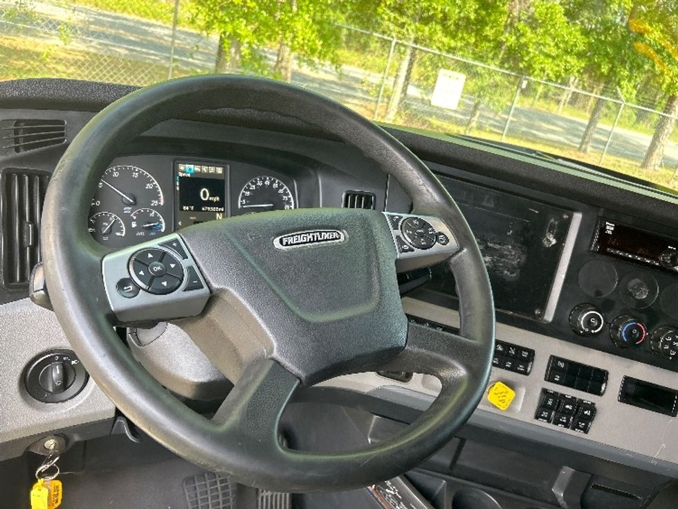 Sleeper Tractor-Heavy Duty Tractors-Freightliner-2020-T12664ST-Fort Worth-TX-681,156\n\t\tmiles-$ 48,750 - Image 11