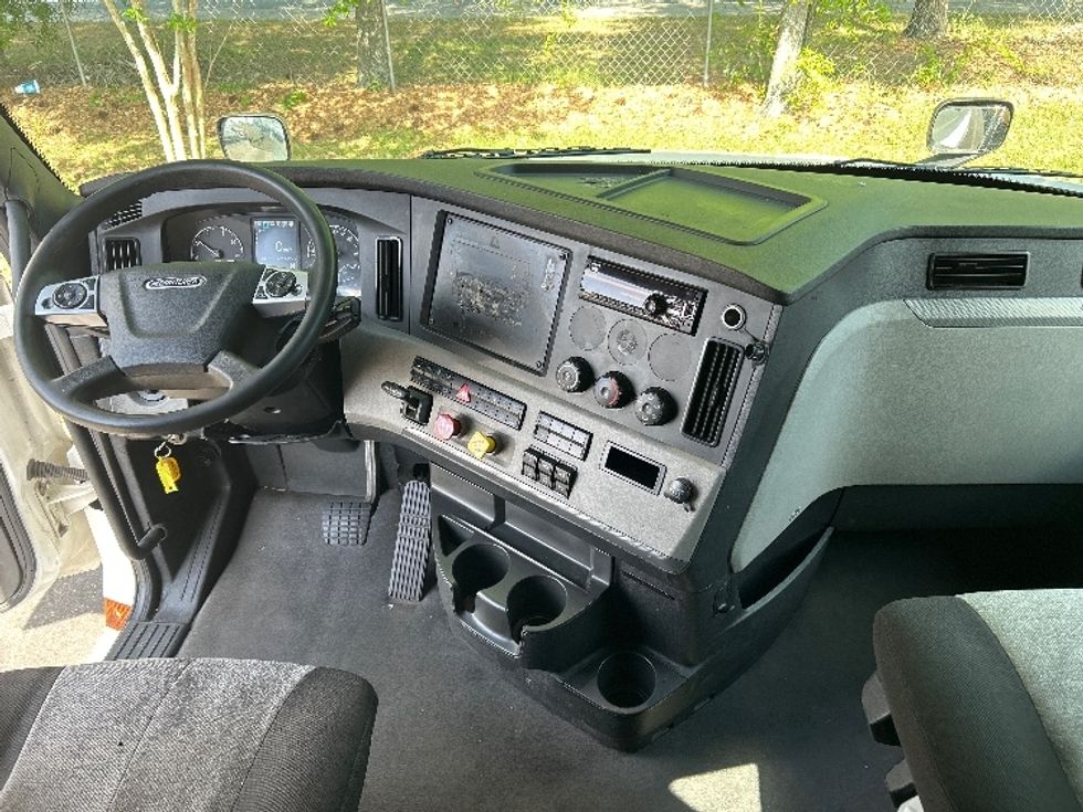 Sleeper Tractor-Heavy Duty Tractors-Freightliner-2020-T12664ST-Fort Worth-TX-681,156\n\t\tmiles-$ 48,750 - Image 12