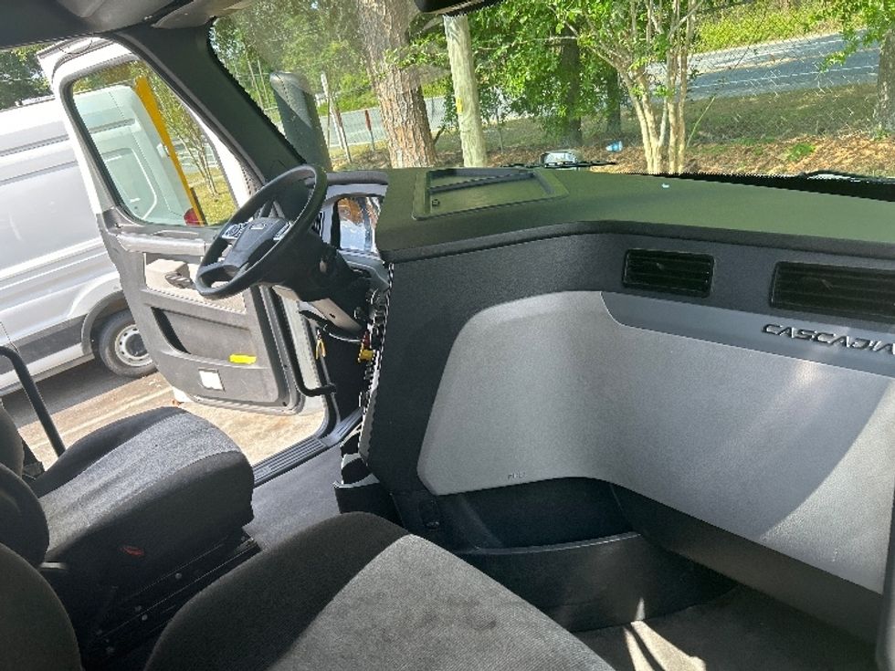 Sleeper Tractor-Heavy Duty Tractors-Freightliner-2020-T12664ST-Fort Worth-TX-681,156\n\t\tmiles-$ 48,750 - Image 15