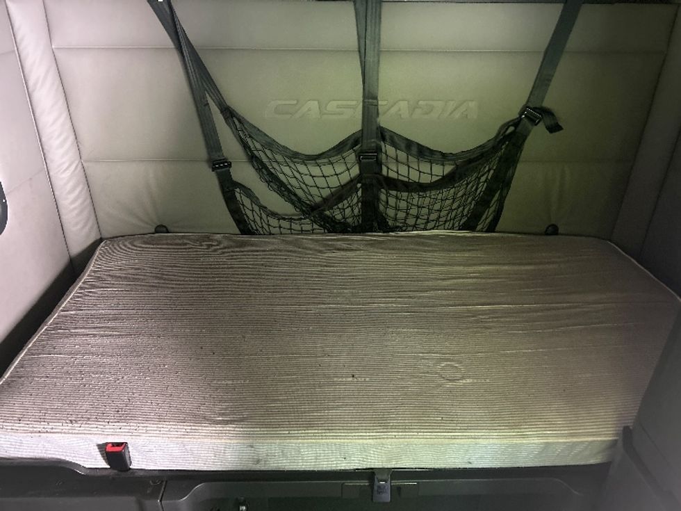 Sleeper Tractor-Heavy Duty Tractors-Freightliner-2020-T12664ST-Fort Worth-TX-681,156\n\t\tmiles-$ 48,750 - Image 17