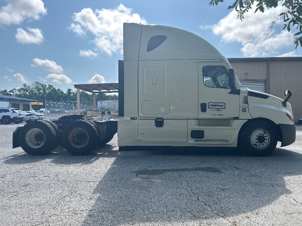 Sleeper Tractor-Heavy Duty Tractors-Freightliner-2020-T12664ST-Fort Worth-TX-681,156\n\t\tmiles-$ 48,750 - Image 8
