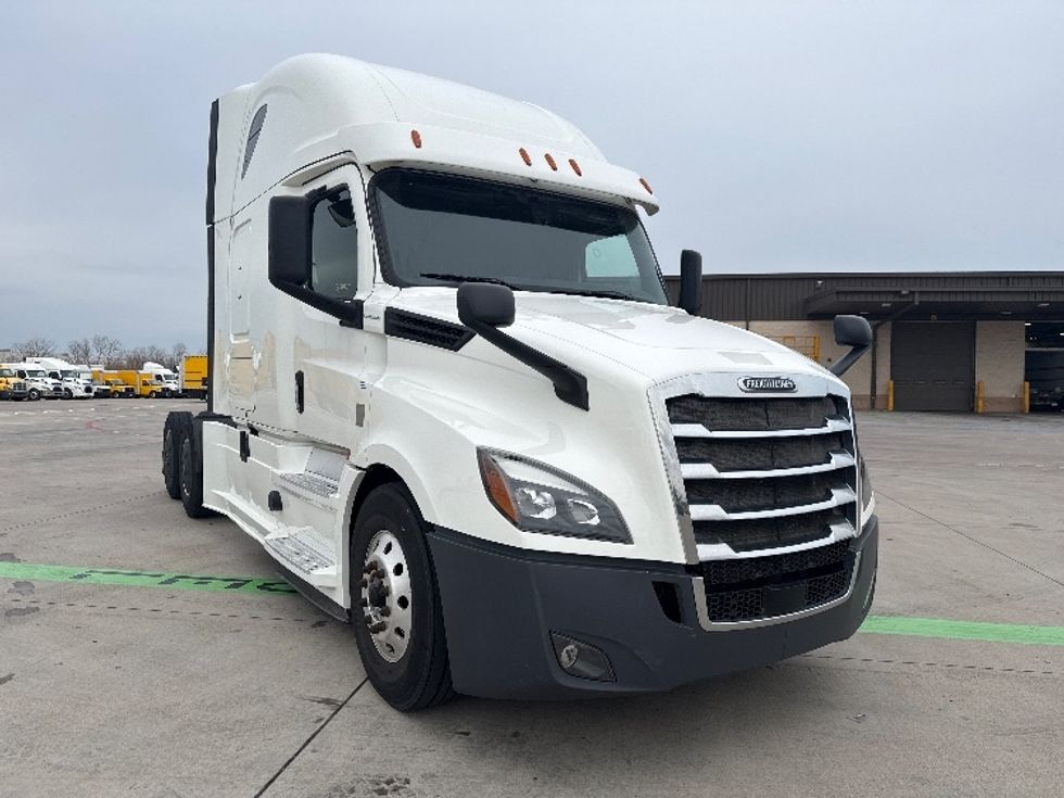 Sleeper Tractor-Heavy Duty Tractors-Freightliner-2020-T12664ST-Fort Worth-TX-685,000\n\t\tmiles-$ 48,000 - Image 1
