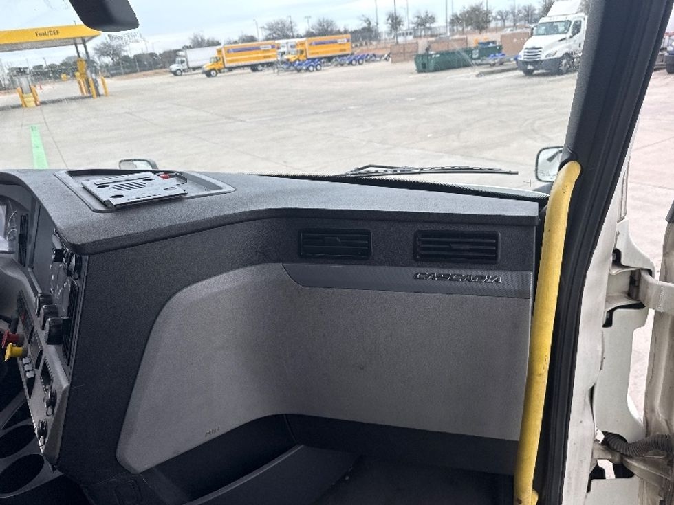 Sleeper Tractor-Heavy Duty Tractors-Freightliner-2020-T12664ST-Fort Worth-TX-685,000\n\t\tmiles-$ 48,000 - Image 14