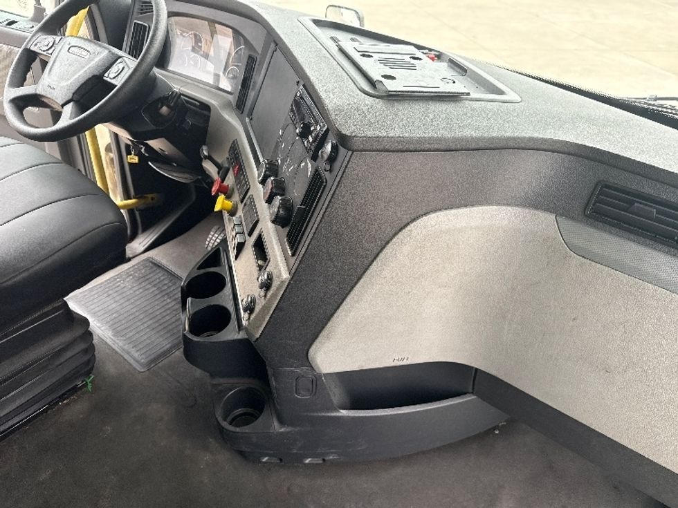 Sleeper Tractor-Heavy Duty Tractors-Freightliner-2020-T12664ST-Fort Worth-TX-685,000\n\t\tmiles-$ 48,000 - Image 15