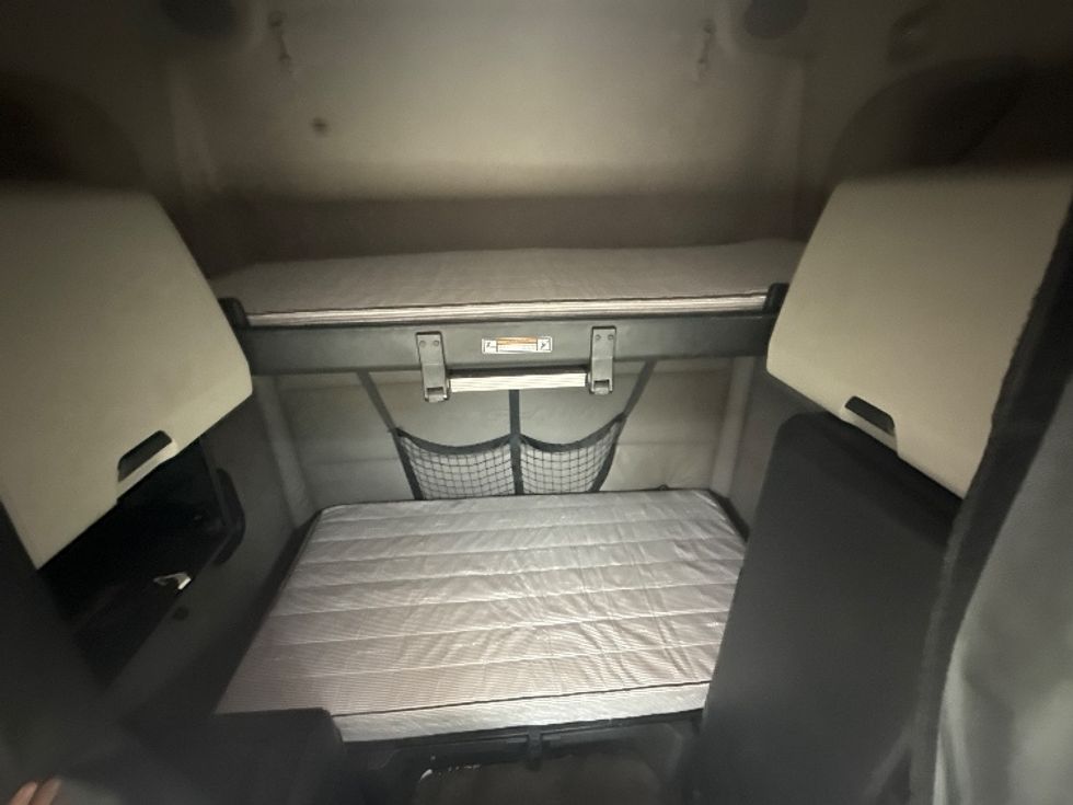 Sleeper Tractor-Heavy Duty Tractors-Freightliner-2020-T12664ST-Fort Worth-TX-685,000\n\t\tmiles-$ 48,000 - Image 16