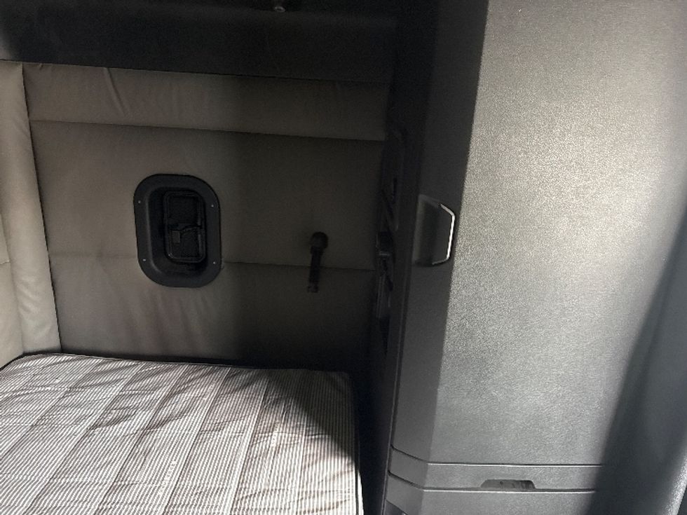 Sleeper Tractor-Heavy Duty Tractors-Freightliner-2020-T12664ST-Fort Worth-TX-685,000\n\t\tmiles-$ 48,000 - Image 18