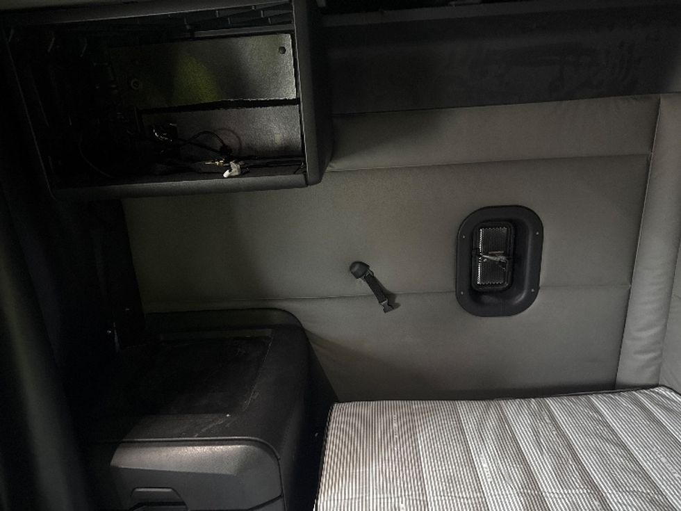 Sleeper Tractor-Heavy Duty Tractors-Freightliner-2020-T12664ST-Fort Worth-TX-685,000\n\t\tmiles-$ 48,000 - Image 19