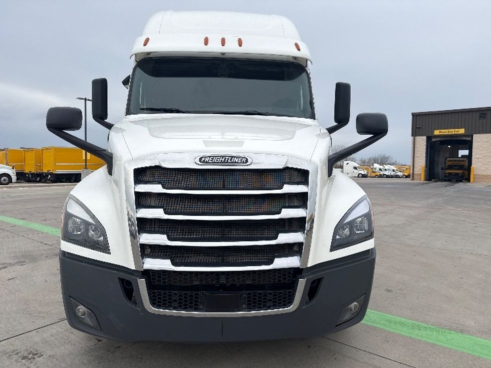 Sleeper Tractor-Heavy Duty Tractors-Freightliner-2020-T12664ST-Fort Worth-TX-685,000\n\t\tmiles-$ 48,000 - Image 2