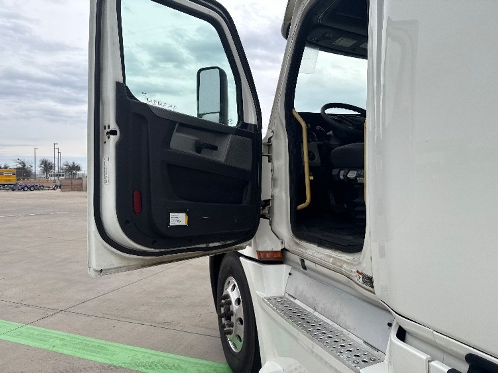 Sleeper Tractor-Heavy Duty Tractors-Freightliner-2020-T12664ST-Fort Worth-TX-685,000\n\t\tmiles-$ 48,000 - Image 9