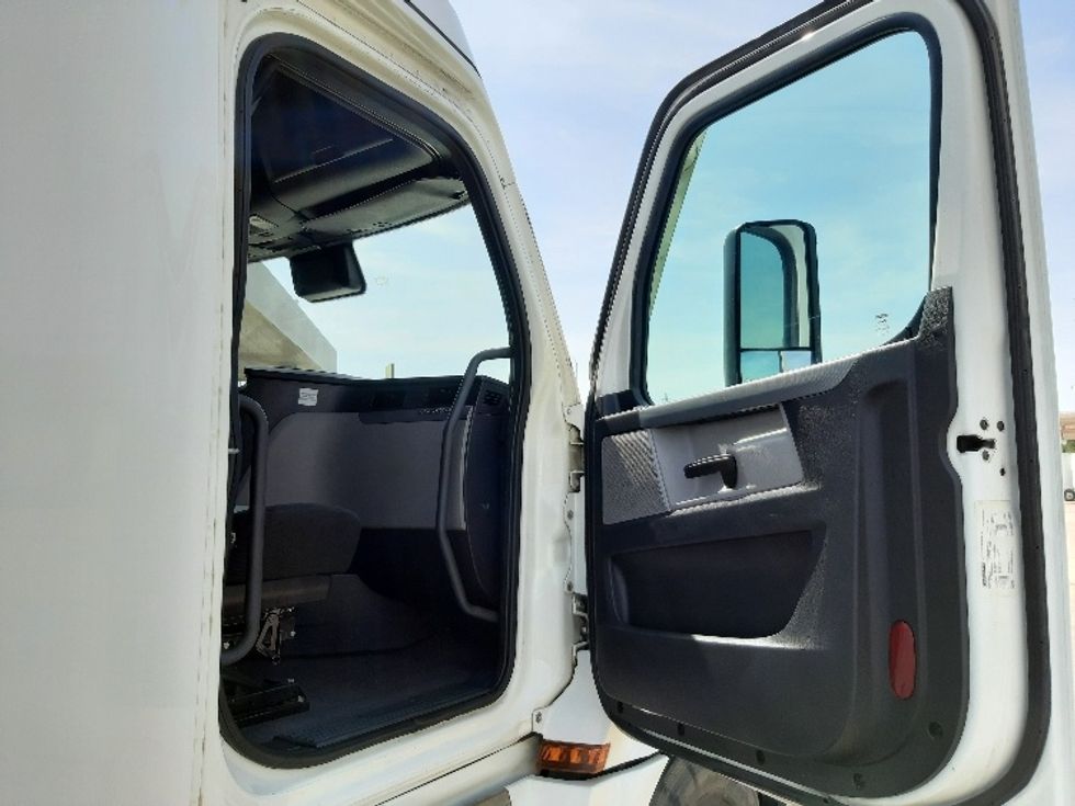Sleeper Tractor-Heavy Duty Tractors-Freightliner-2020-T12664ST-Fort Worth-TX-840,178\n\t\tmiles-$ 43,500 - Image 13