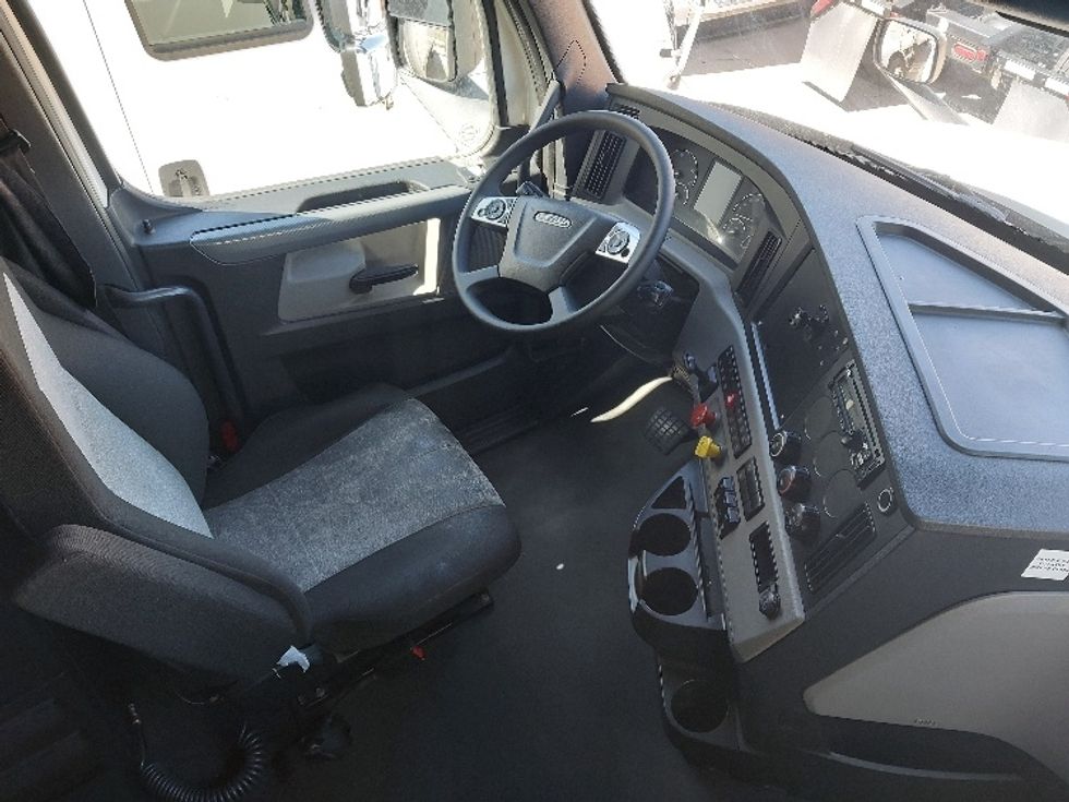 Sleeper Tractor-Heavy Duty Tractors-Freightliner-2020-T12664ST-Fort Worth-TX-840,178\n\t\tmiles-$ 43,500 - Image 15