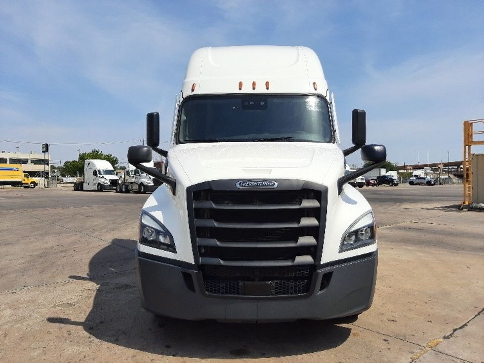 Sleeper Tractor-Heavy Duty Tractors-Freightliner-2020-T12664ST-Fort Worth-TX-840,178\n\t\tmiles-$ 43,500 - Image 2