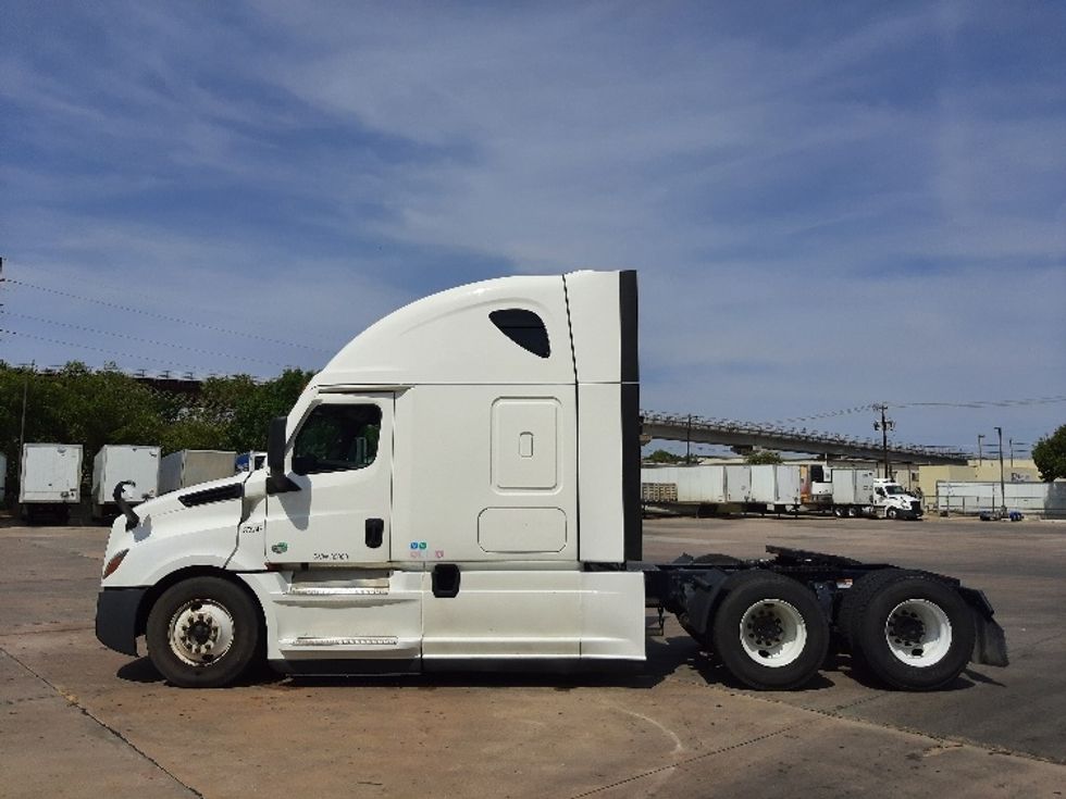 Sleeper Tractor-Heavy Duty Tractors-Freightliner-2020-T12664ST-Fort Worth-TX-840,178\n\t\tmiles-$ 43,500 - Image 4