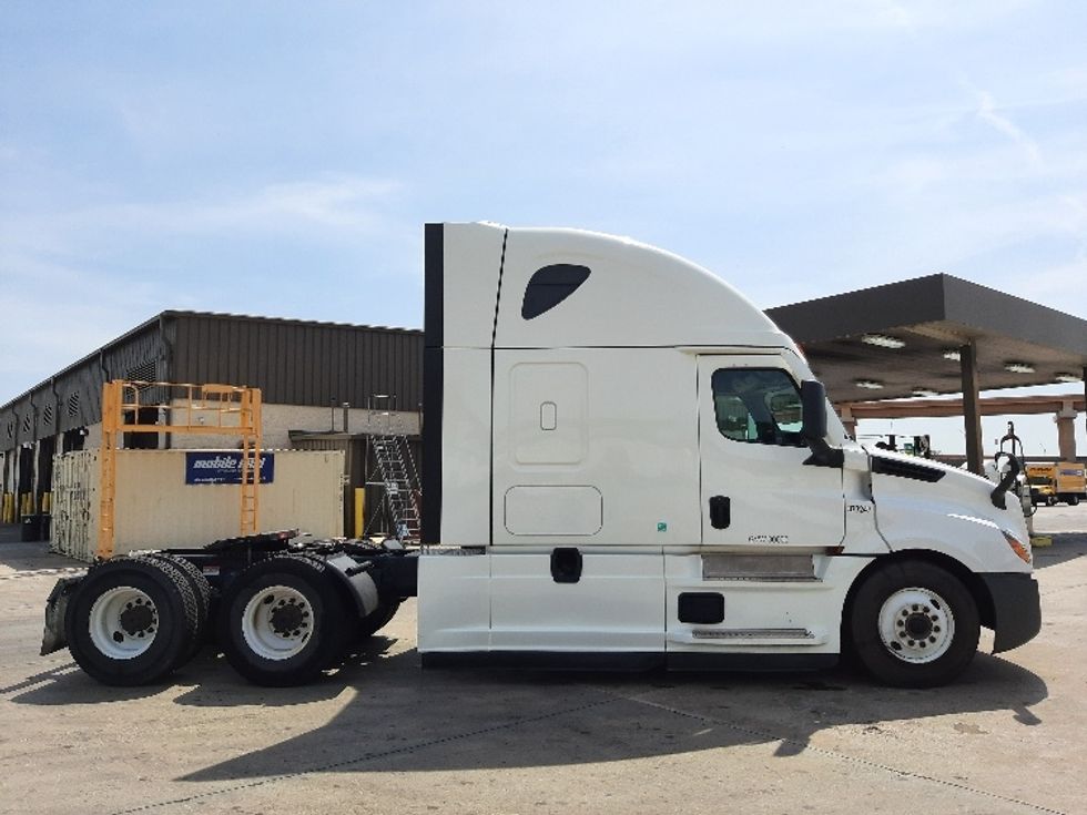 Sleeper Tractor-Heavy Duty Tractors-Freightliner-2020-T12664ST-Fort Worth-TX-840,178\n\t\tmiles-$ 43,500 - Image 8