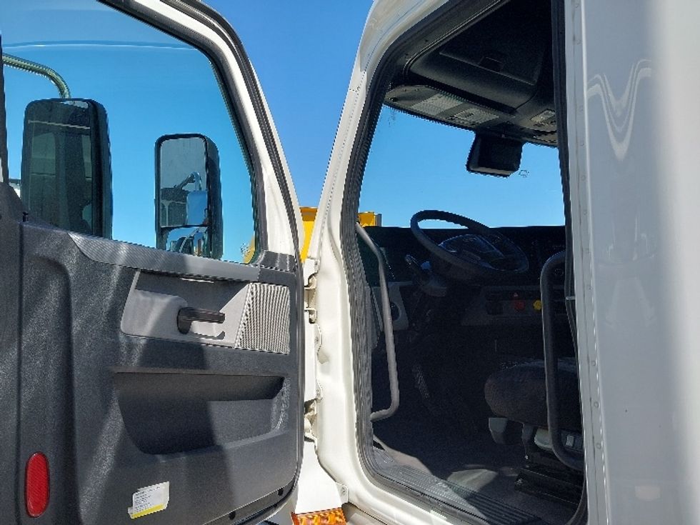 Sleeper Tractor-Heavy Duty Tractors-Freightliner-2020-T12664ST-Fort Worth-TX-840,178\n\t\tmiles-$ 43,500 - Image 9