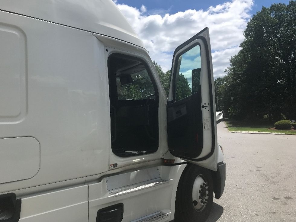 Sleeper Tractor-Heavy Duty Tractors-Freightliner-2020-T12664ST-Franklin-MA-368,084\n\t\tmiles-$ 68,500 - Image 13