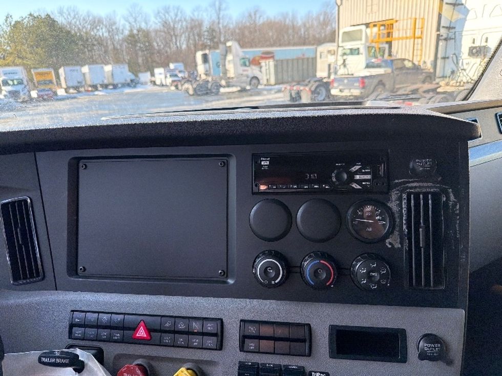 Sleeper Tractor-Heavy Duty Tractors-Freightliner-2020-T12664ST-Fredericksburg-VA-256,523\n\t\tmiles-$ 69,500 - Image 11