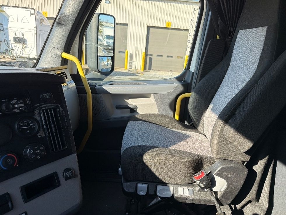 Sleeper Tractor-Heavy Duty Tractors-Freightliner-2020-T12664ST-Fredericksburg-VA-256,523\n\t\tmiles-$ 69,500 - Image 12