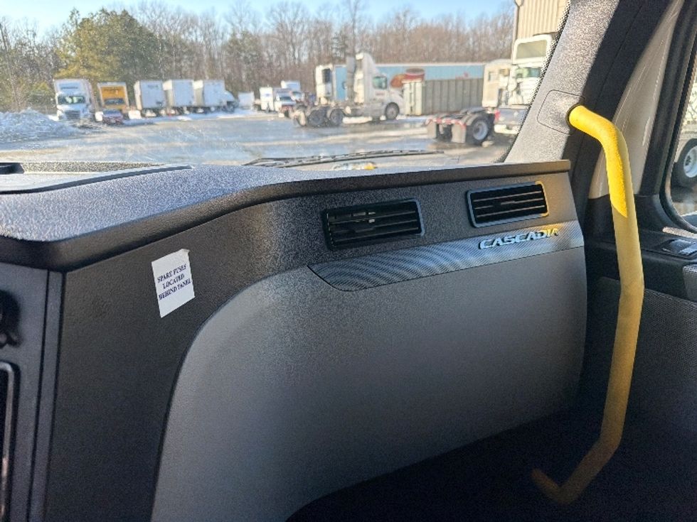 Sleeper Tractor-Heavy Duty Tractors-Freightliner-2020-T12664ST-Fredericksburg-VA-256,523\n\t\tmiles-$ 69,500 - Image 14