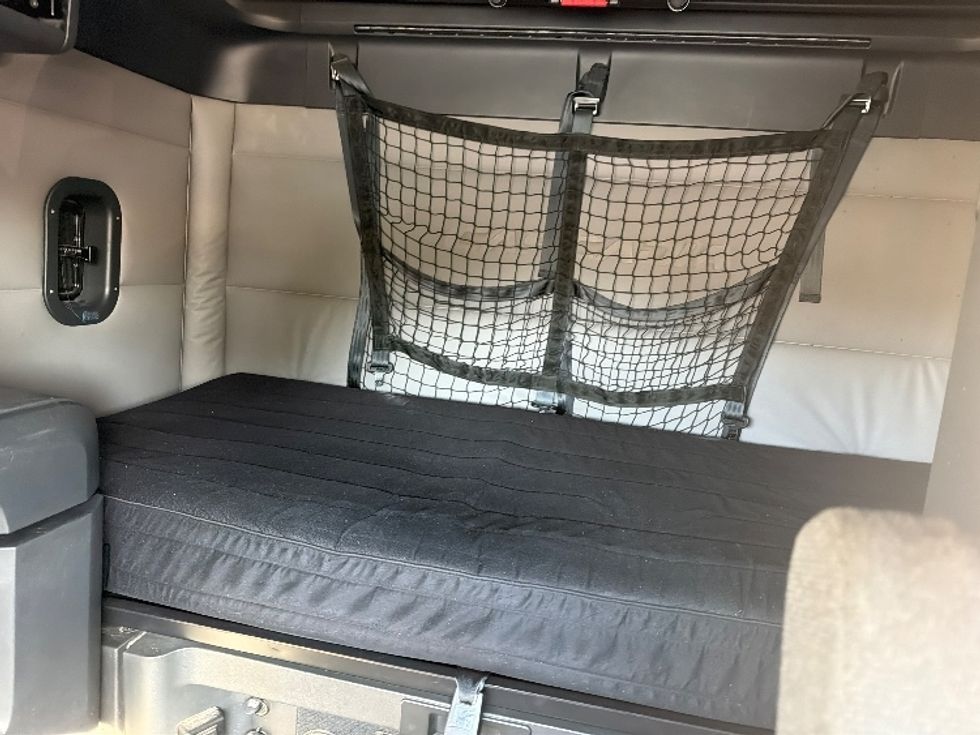 Sleeper Tractor-Heavy Duty Tractors-Freightliner-2020-T12664ST-Fredericksburg-VA-256,523\n\t\tmiles-$ 69,500 - Image 16