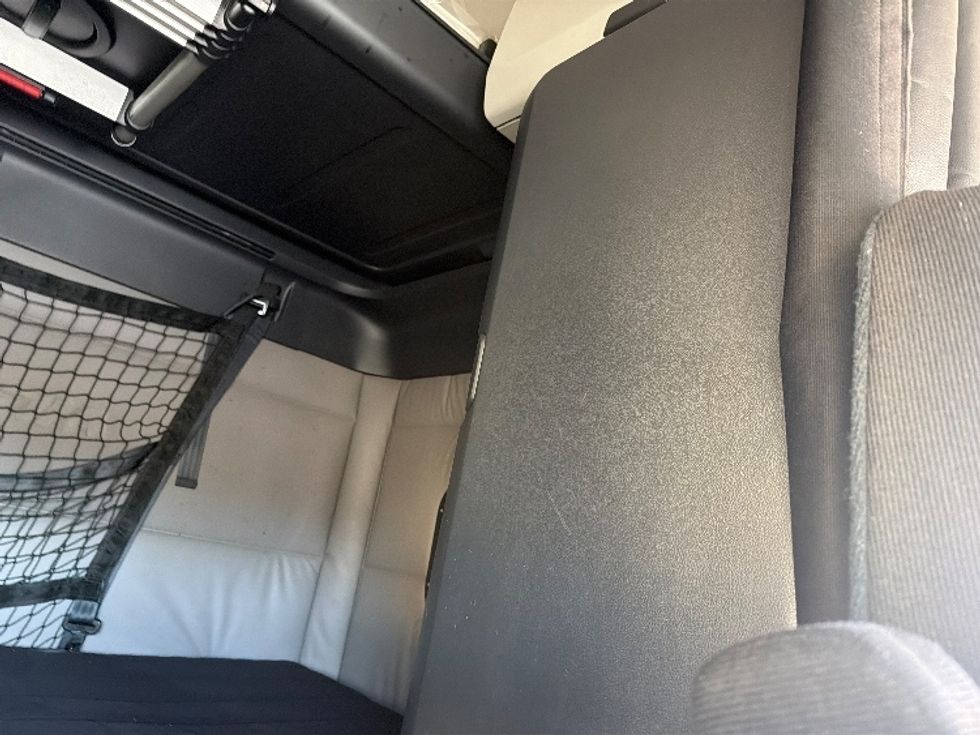 Sleeper Tractor-Heavy Duty Tractors-Freightliner-2020-T12664ST-Fredericksburg-VA-256,523\n\t\tmiles-$ 69,500 - Image 18