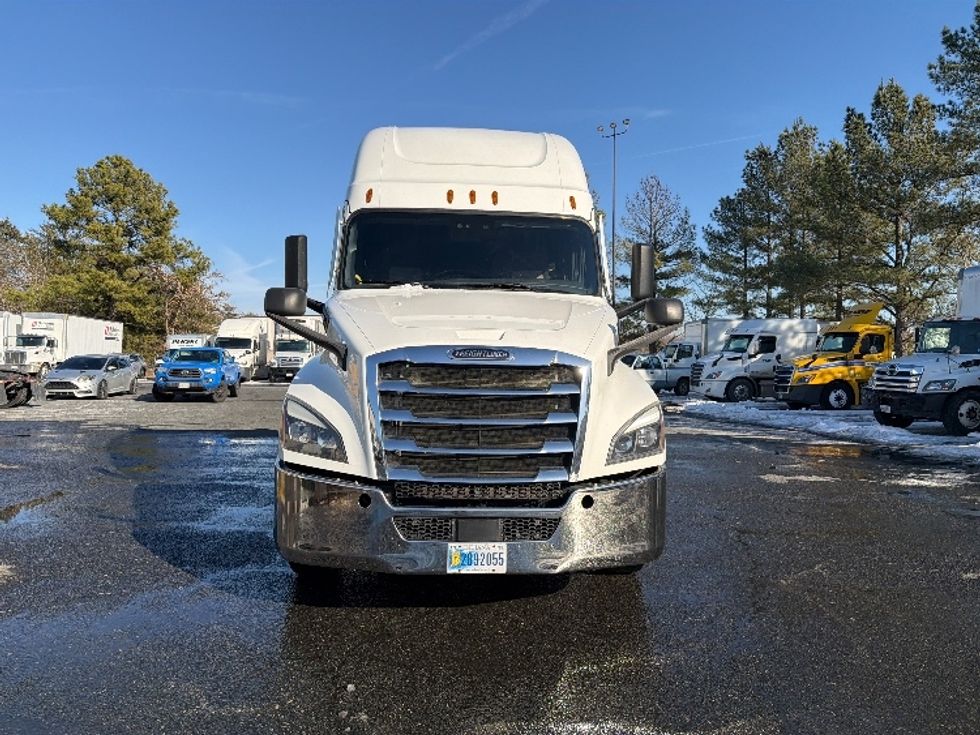 Sleeper Tractor-Heavy Duty Tractors-Freightliner-2020-T12664ST-Fredericksburg-VA-256,523\n\t\tmiles-$ 69,500 - Image 2