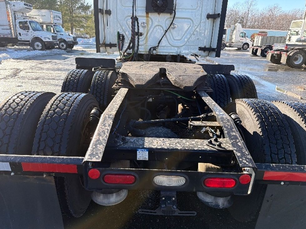 Sleeper Tractor-Heavy Duty Tractors-Freightliner-2020-T12664ST-Fredericksburg-VA-256,523\n\t\tmiles-$ 69,500 - Image 6