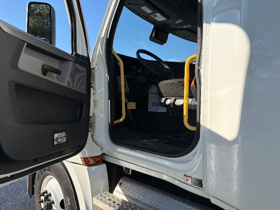 Sleeper Tractor-Heavy Duty Tractors-Freightliner-2020-T12664ST-Fredericksburg-VA-256,523\n\t\tmiles-$ 69,500 - Image 9