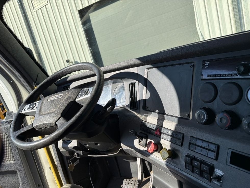 Sleeper Tractor-Heavy Duty Tractors-Freightliner-2020-T12664ST-Fredericksburg-VA-347,387\n\t\tmiles-$ 64,750 - Image 14