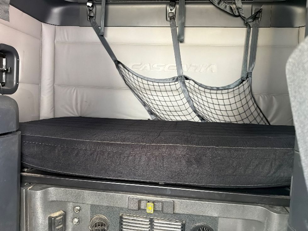 Sleeper Tractor-Heavy Duty Tractors-Freightliner-2020-T12664ST-Fredericksburg-VA-347,387\n\t\tmiles-$ 64,750 - Image 15