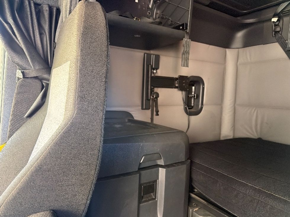 Sleeper Tractor-Heavy Duty Tractors-Freightliner-2020-T12664ST-Fredericksburg-VA-347,387\n\t\tmiles-$ 64,750 - Image 16