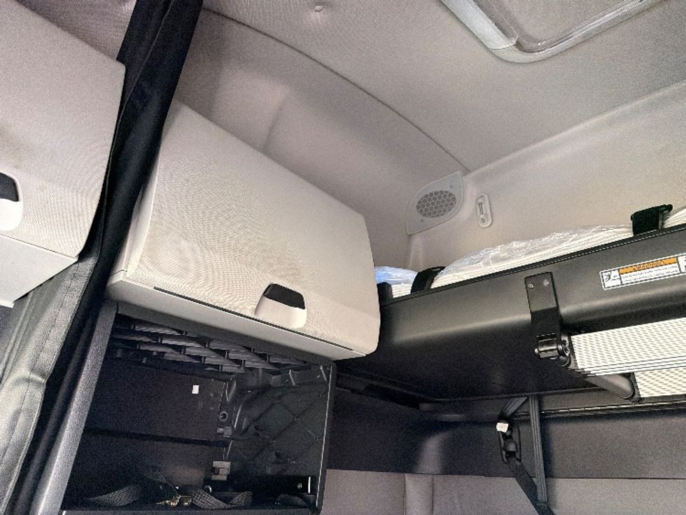 Sleeper Tractor-Heavy Duty Tractors-Freightliner-2020-T12664ST-Fredericksburg-VA-347,387\n\t\tmiles-$ 64,750 - Image 18