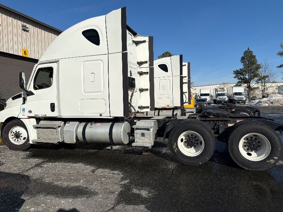Sleeper Tractor-Heavy Duty Tractors-Freightliner-2020-T12664ST-Fredericksburg-VA-347,387\n\t\tmiles-$ 64,750 - Image 8