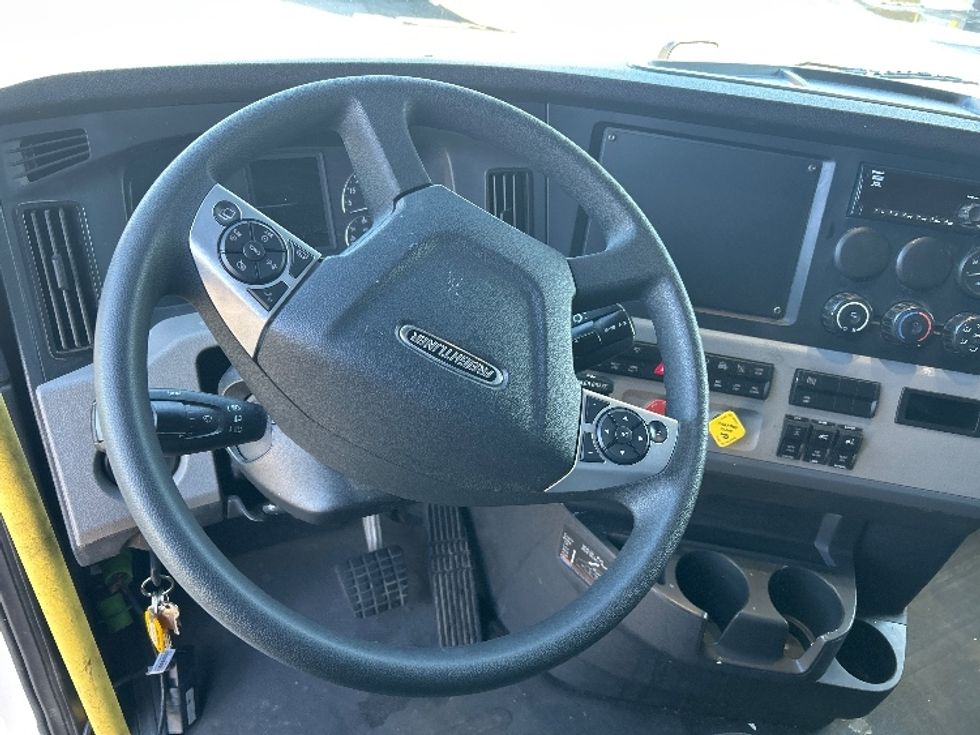 Sleeper Tractor-Heavy Duty Tractors-Freightliner-2020-T12664ST-Fredericksburg-VA-487,451\n\t\tmiles-$ 56,500 - Image 11