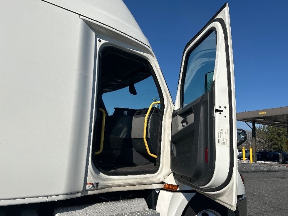 Sleeper Tractor-Heavy Duty Tractors-Freightliner-2020-T12664ST-Fredericksburg-VA-487,451\n\t\tmiles-$ 56,500 - Image 13