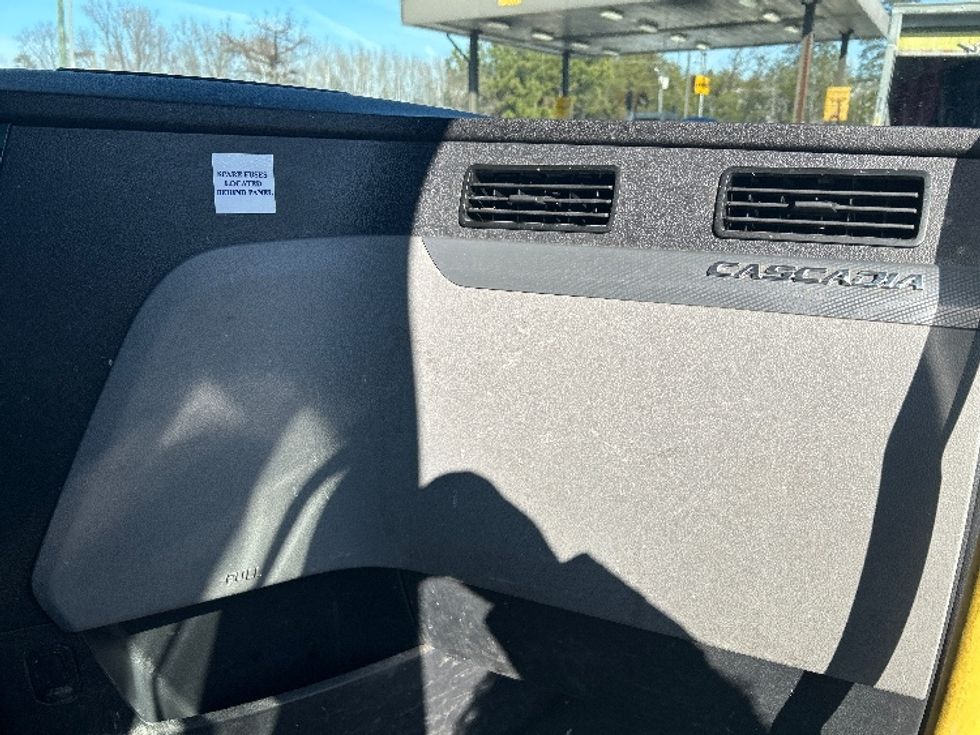 Sleeper Tractor-Heavy Duty Tractors-Freightliner-2020-T12664ST-Fredericksburg-VA-487,451\n\t\tmiles-$ 56,500 - Image 14