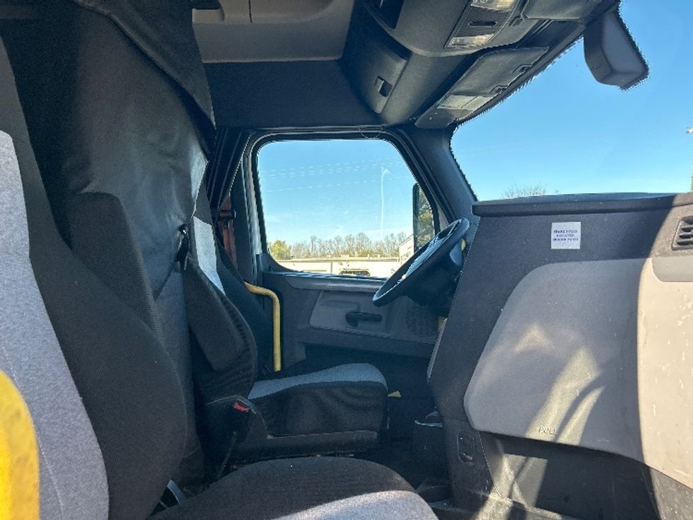 Sleeper Tractor-Heavy Duty Tractors-Freightliner-2020-T12664ST-Fredericksburg-VA-487,451\n\t\tmiles-$ 56,500 - Image 15