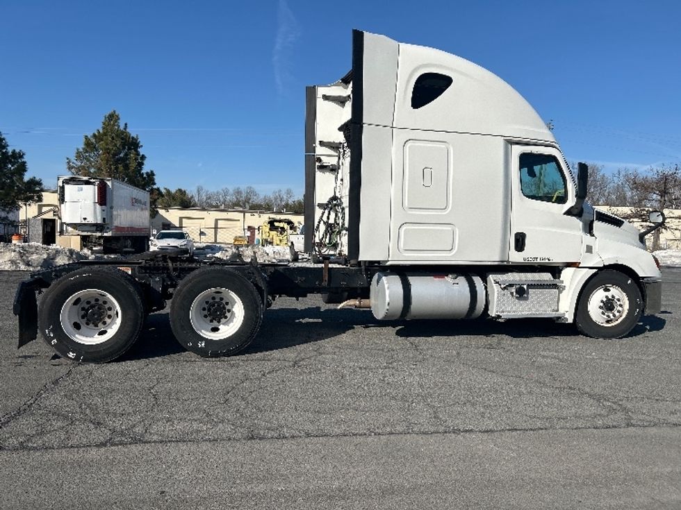Sleeper Tractor-Heavy Duty Tractors-Freightliner-2020-T12664ST-Fredericksburg-VA-487,451\n\t\tmiles-$ 56,500 - Image 8