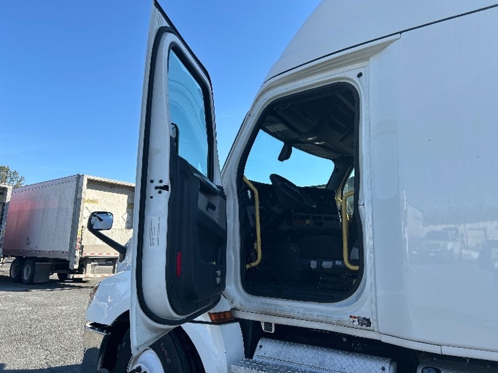 Sleeper Tractor-Heavy Duty Tractors-Freightliner-2020-T12664ST-Fredericksburg-VA-487,451\n\t\tmiles-$ 56,500 - Image 9