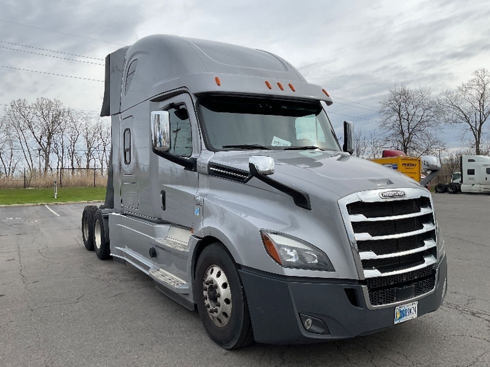 Sleeper Tractor-Heavy Duty Tractors-Freightliner-2020-T12664ST-Fredonia-NY-459,887\n\t\tmiles-$ 64,000 - Image 1