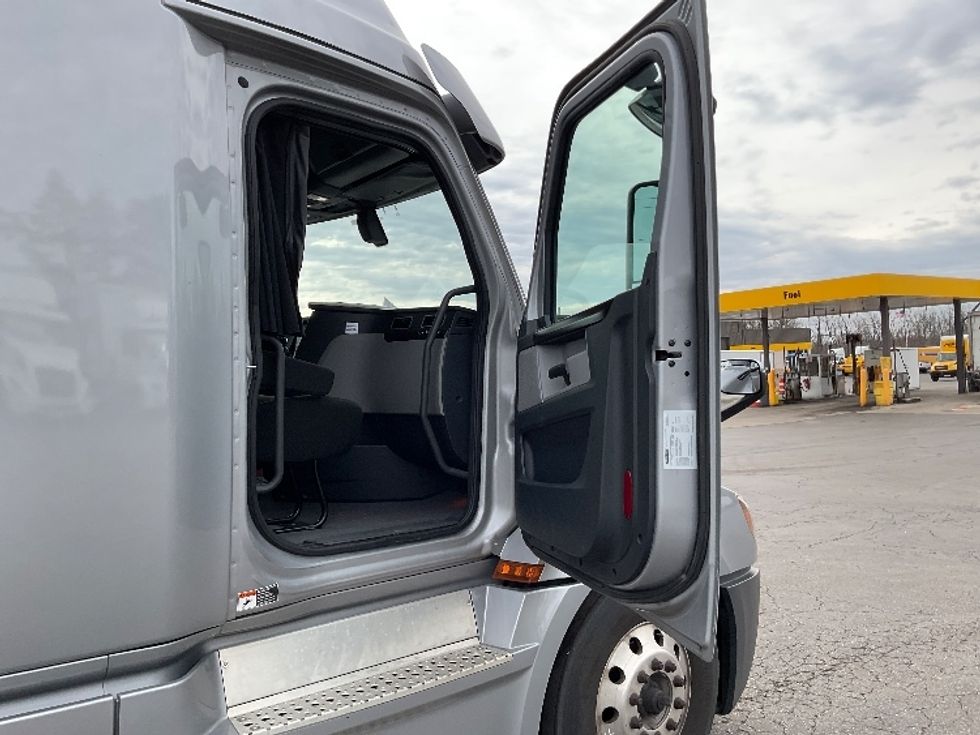 Sleeper Tractor-Heavy Duty Tractors-Freightliner-2020-T12664ST-Fredonia-NY-459,887\n\t\tmiles-$ 64,000 - Image 13