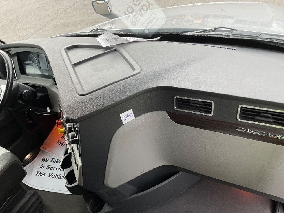 Sleeper Tractor-Heavy Duty Tractors-Freightliner-2020-T12664ST-Fredonia-NY-459,887\n\t\tmiles-$ 64,000 - Image 14