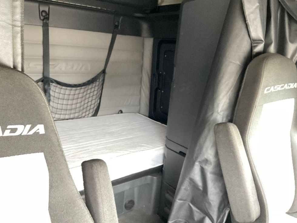 Sleeper Tractor-Heavy Duty Tractors-Freightliner-2020-T12664ST-Fredonia-NY-459,887\n\t\tmiles-$ 64,000 - Image 16