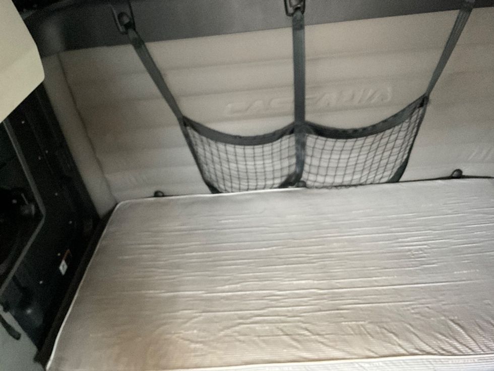 Sleeper Tractor-Heavy Duty Tractors-Freightliner-2020-T12664ST-Fredonia-NY-459,887\n\t\tmiles-$ 64,000 - Image 17