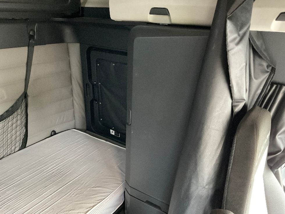 Sleeper Tractor-Heavy Duty Tractors-Freightliner-2020-T12664ST-Fredonia-NY-459,887\n\t\tmiles-$ 64,000 - Image 18