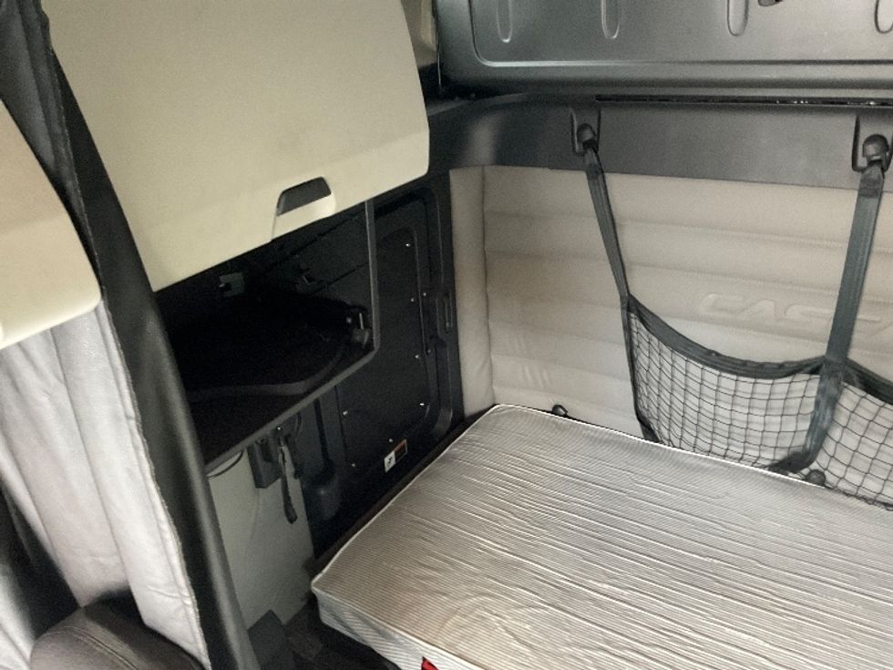 Sleeper Tractor-Heavy Duty Tractors-Freightliner-2020-T12664ST-Fredonia-NY-459,887\n\t\tmiles-$ 64,000 - Image 19