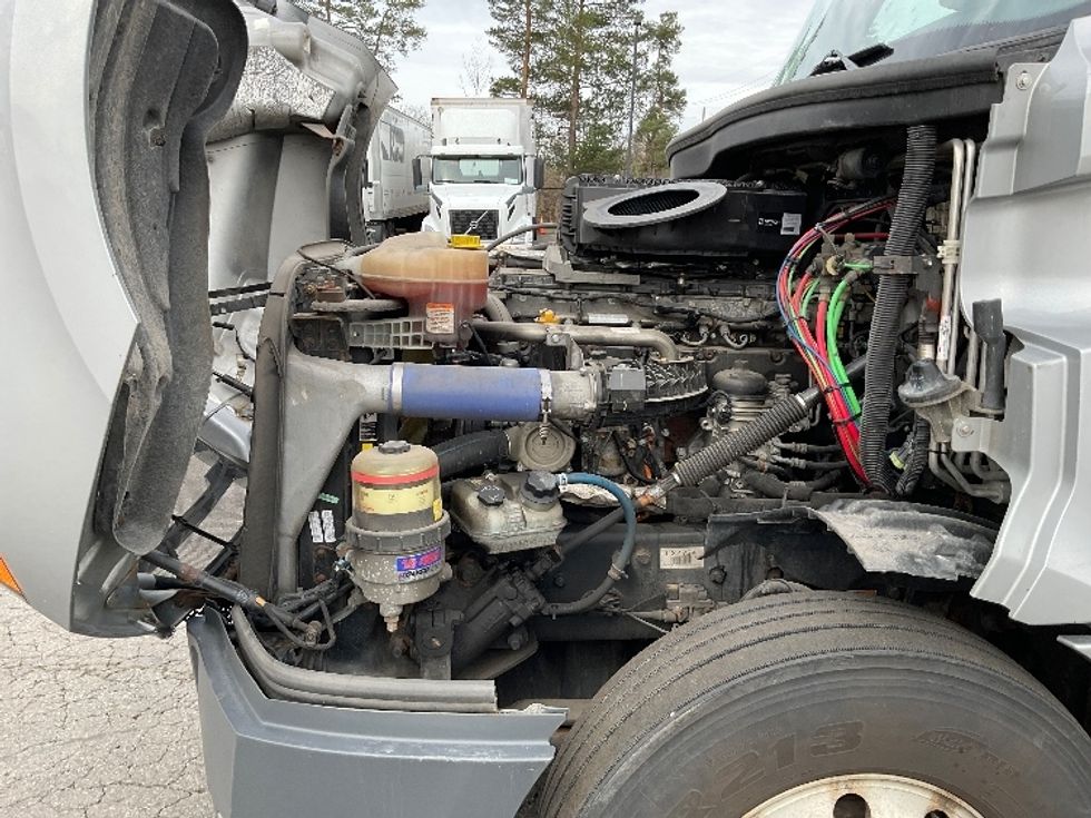 Sleeper Tractor-Heavy Duty Tractors-Freightliner-2020-T12664ST-Fredonia-NY-459,887\n\t\tmiles-$ 64,000 - Image 21