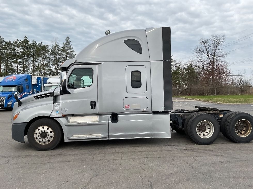 Sleeper Tractor-Heavy Duty Tractors-Freightliner-2020-T12664ST-Fredonia-NY-459,887\n\t\tmiles-$ 64,000 - Image 4