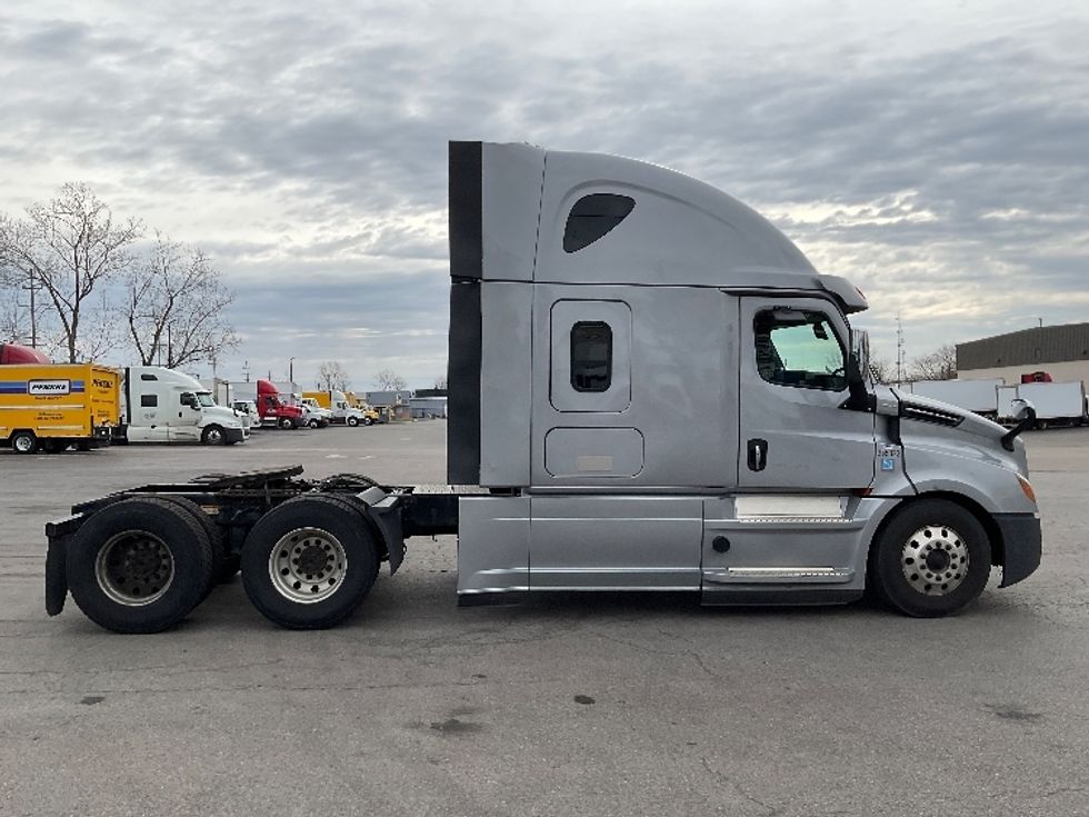 Sleeper Tractor-Heavy Duty Tractors-Freightliner-2020-T12664ST-Fredonia-NY-459,887\n\t\tmiles-$ 64,000 - Image 8