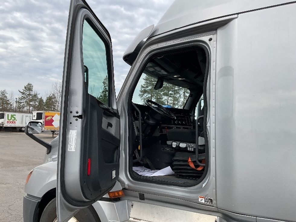 Sleeper Tractor-Heavy Duty Tractors-Freightliner-2020-T12664ST-Fredonia-NY-459,887\n\t\tmiles-$ 64,000 - Image 9